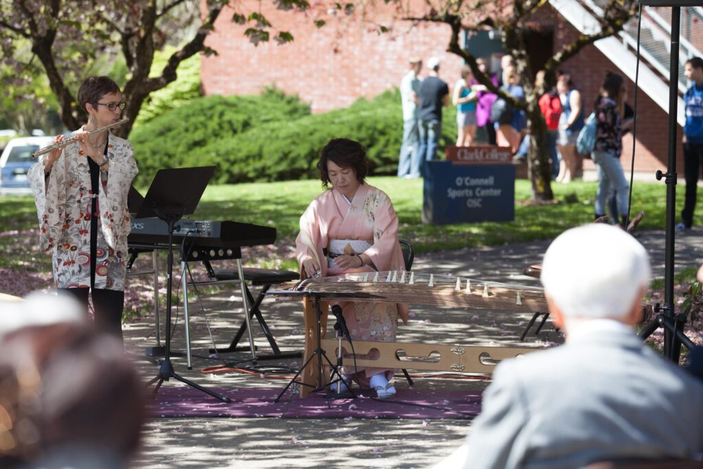 Koto and flute players