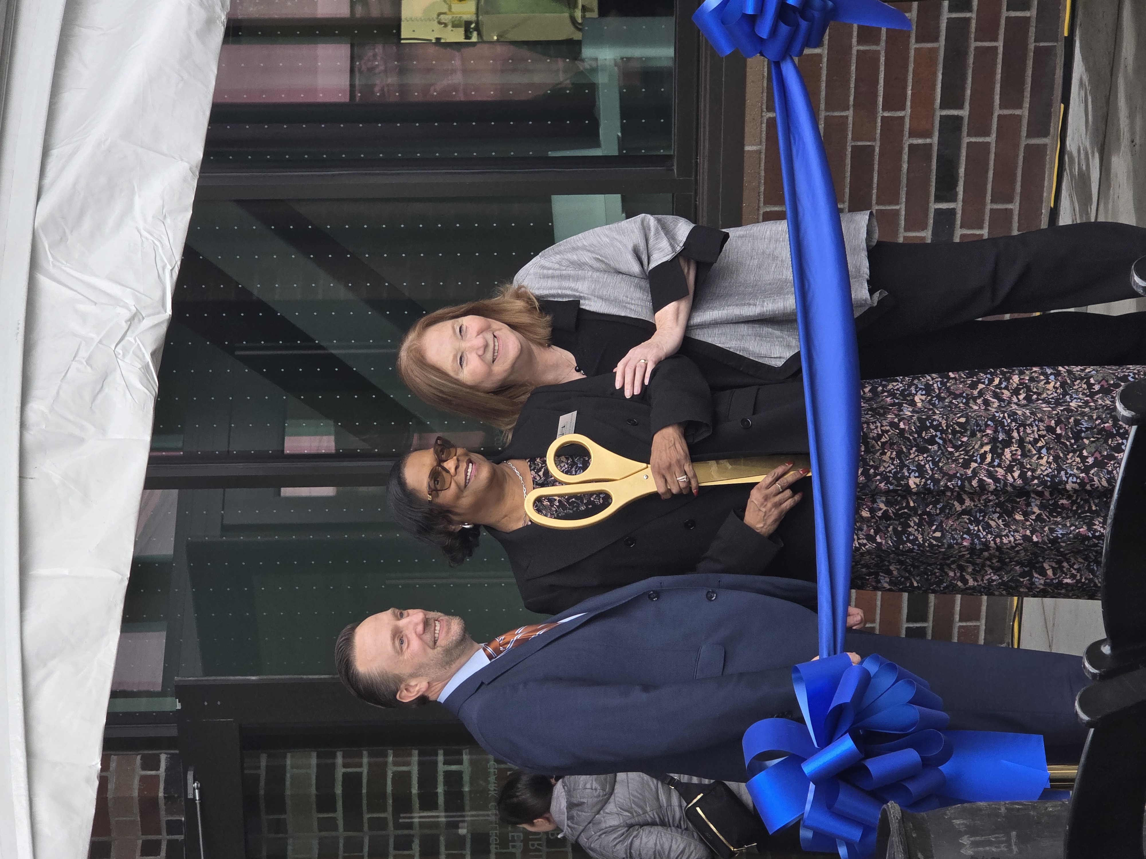 Dr. Edwards poses with Ridgefield Mayor Matt Cole and Vancouver Mayor Anne McEnerny-Ogle