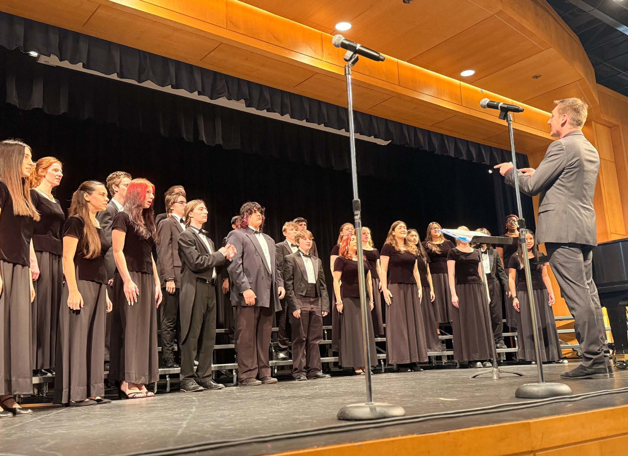 Joel Thoreson directs VSAA's choir