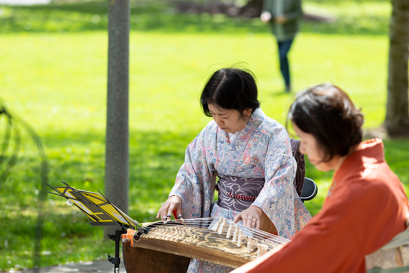 Yukiko Vossen and Shigemi Getter perform the koto