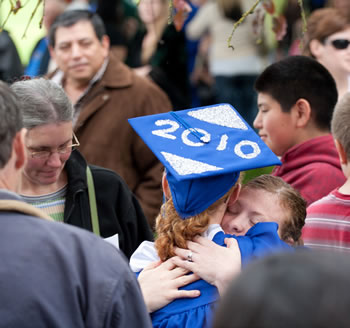 A graduate's sparking hat thanks her family for their support